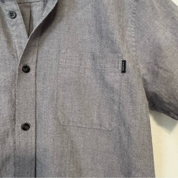 Men's Rip Curl Gray Casual Short Sleeve Button Down Shirt - Picture 4 of 9